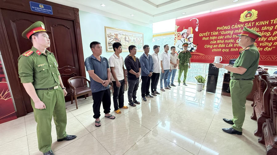 Cơ quan chức năng thi hành các Quyết định khởi tố. Ảnh: BCA
