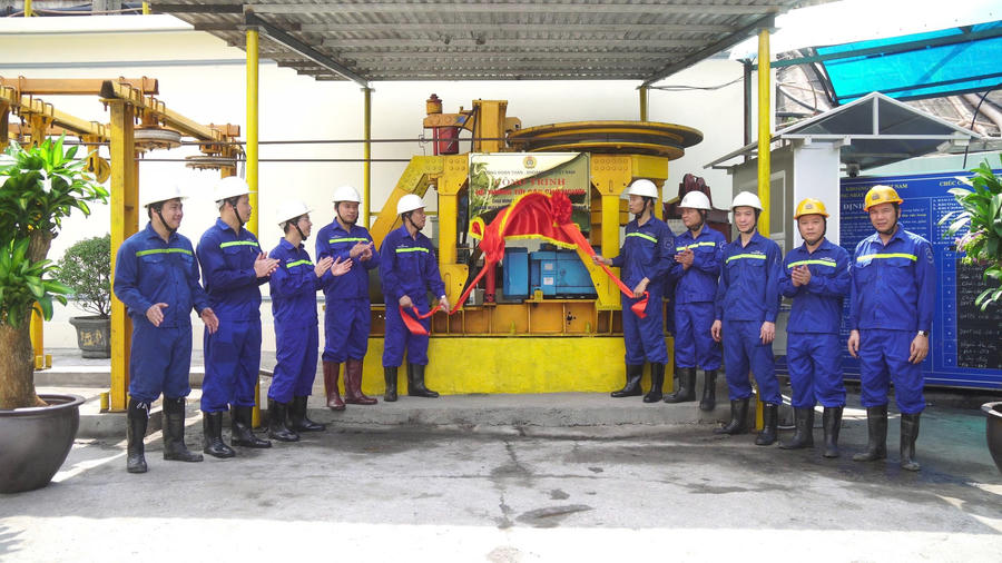 Cán bộ, công nhân Công ty Than Thống Nhất - TKV bên công trình tời cáp chở người.