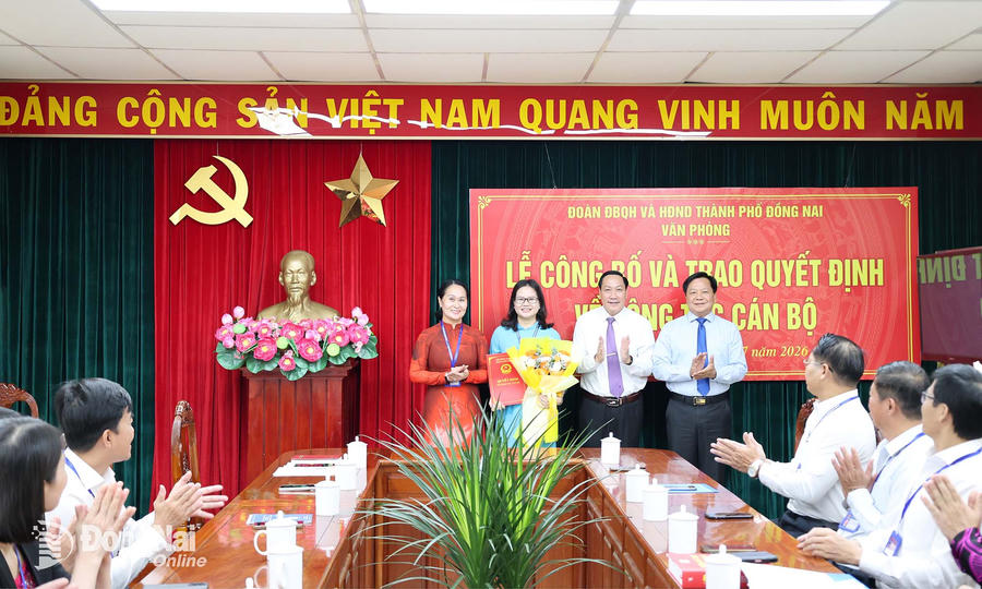 Lãnh đạo Thường trực HĐND thành phố và Đoàn đại biểu Quốc hội thành phố trao quyết định và tặng hoa chúc mừng bà Nguyễn Thị Hương. (Ảnh: Hồ Thảo, Báo Đồng Nai) Lãnh đạo Thường trực HĐND thành phố và Đoàn đại biểu Quốc hội thành phố trao quyết định và tặng hoa chúc mừng bà Nguyễn Thị Hương. (Ảnh: Hồ Thảo, Báo Đồng Nai)