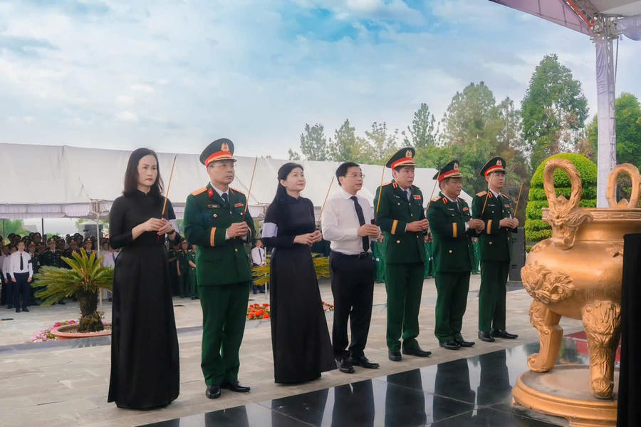Các đại biểu tham gia Lễ truy điệu và an táng 63 hài cốt liệt sĩ tại TP Đồng Nai.