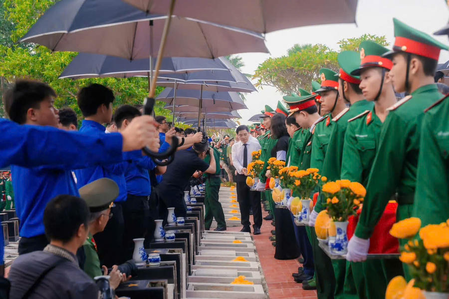 Hơn 200 đoàn viên, thanh niên TP Đồng Nai đã tham gia phục vụ buổi lễ với tinh thần trách nhiệm, nghiêm túc và lòng thành kính