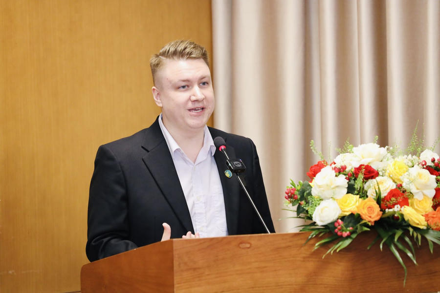 Ông Brandon Sinkovic.