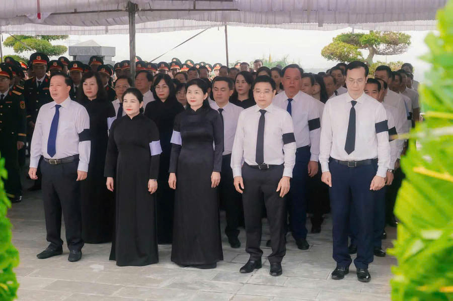 Các đại biểu tham gia Lễ truy điệu và an táng 63 hài cốt liệt sĩ tại TP Đồng Nai.