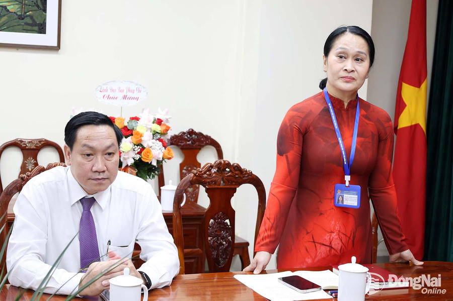 Bà Đặng Minh Nguyệt - Phó Chủ tịch Thường trực HĐND thành phố Đồng Nai phát biểu giao nhiệm vụ cho bà Nguyễn Thị Hương.