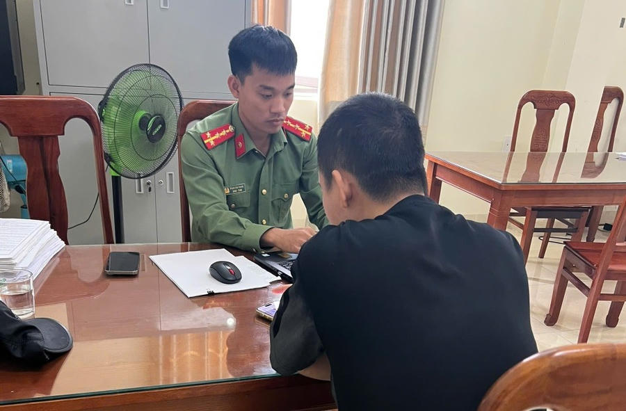 Lực lượng Công an làm việc với trường hợp tương tác với nội dung xấu độc trên mạng xã hội. (Ảnh: CAQT)
