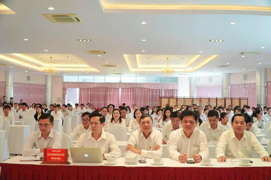 Các đại biểu tham dự hội nghị.