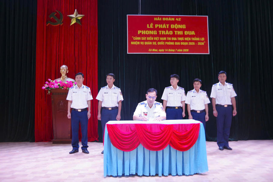 Đồng chí Hải đoàn trưởng chứng kiến ký kết thi đua giữa các cơ quan, đơn vị