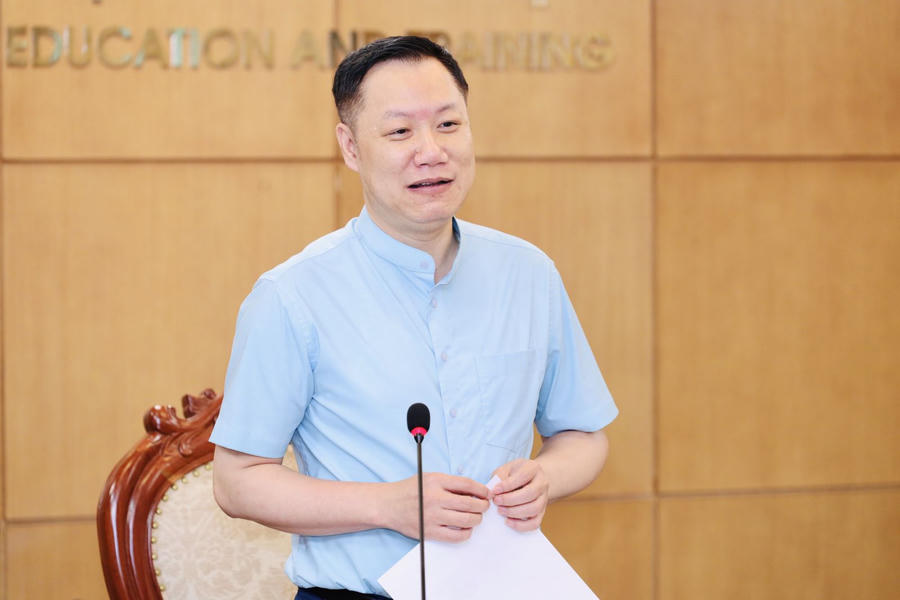 Vụ trưởng Vụ Giáo dục Đại học Nguyễn Tiến Thảo trao đổi tại buổi làm việc.