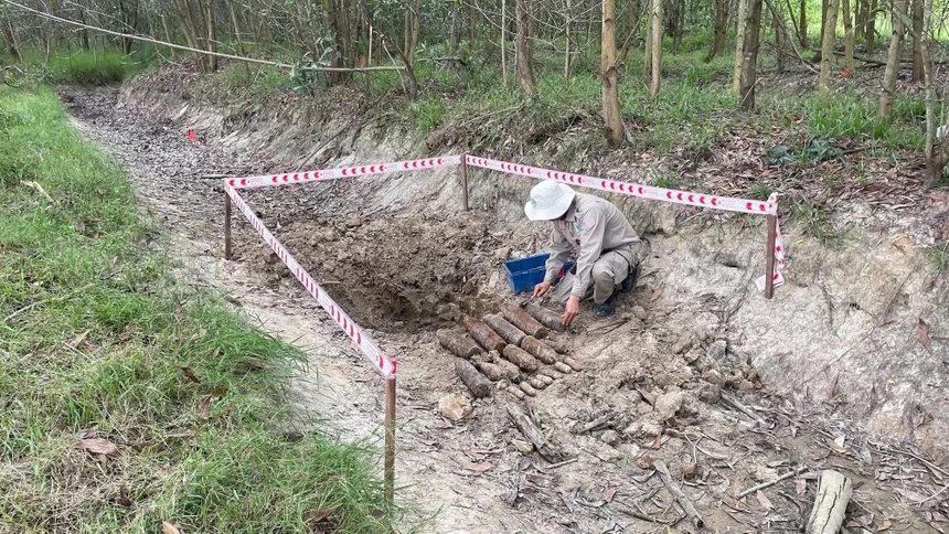 NPA (Tổ chức Viện trợ nhân dân Na Uy tại Việt Nam) phát hiện hầm chứa 18 vật liệu nổ được chôn dưới lòng đất trong khu vực rừng tràm.
