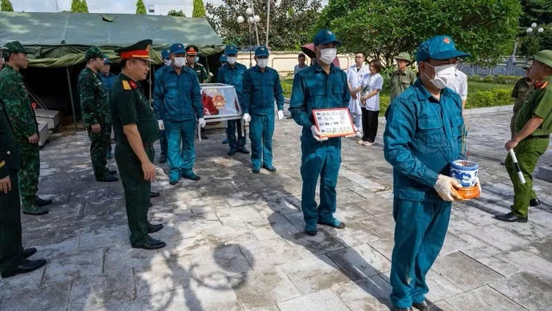 Lực lượng chức năng Quảng Ninh thực hiện nghi thức hoàn nguyên phần mộ sau khi hoàn thành lấy mẫu sinh phẩm ADN hài cốt liệt sĩ. Lực lượng chức năng Quảng Ninh thực hiện nghi thức hoàn nguyên phần mộ sau khi hoàn thành lấy mẫu sinh phẩm ADN hài cốt liệt sĩ.