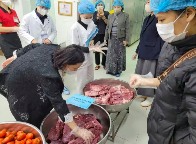 Đoàn kiểm tra liên ngành phường Phú Diễn kiểm tra bữa ăn bán trú tại các trường trên địa bàn. Ảnh: UBND phường Phú Diễn
