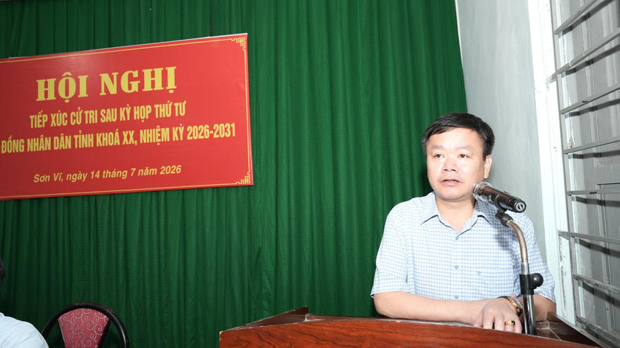 Ông Nguyễn Huy Sắc, Bí thư Đảng ủy, Chủ tịch HĐND xã Sơn Vĩ phát biểu tại hội nghị.