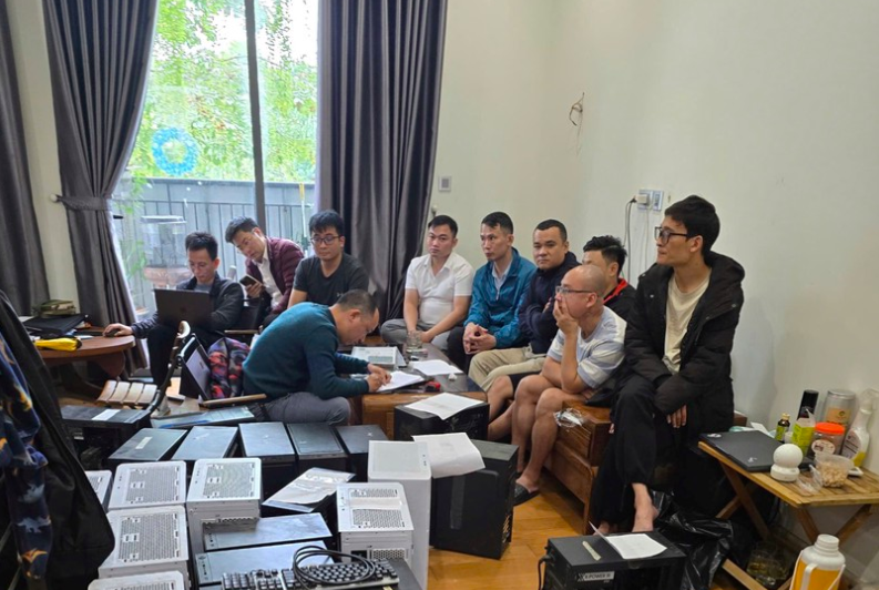 Cơ quan Công an kiểm tra, thu giữ nhiều thiết bị điện tử liên quan đến hoạt động của hệ thống.