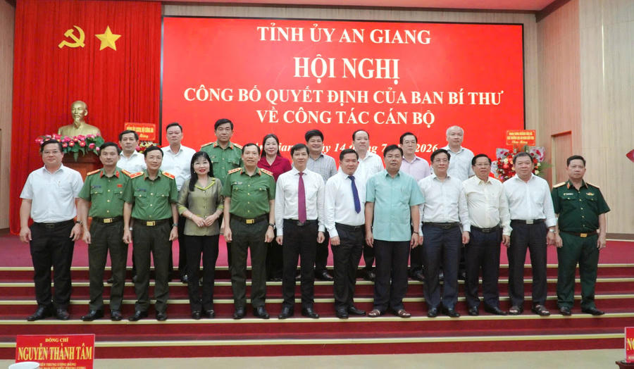 Các đại biểu chúc mừng đồng chí Đinh Văn Nơi và chụp ảnh lưu niệm tại Lễ công bố quyết định của Ban Bí thư về công tác cán bộ.