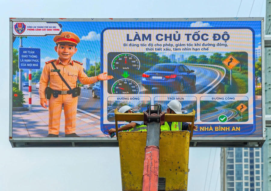 Mỗi màn hình LED có kích thước 4 x 2m. Ảnh Thiên Khôi