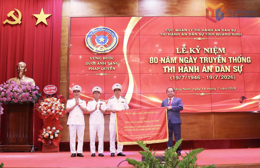 Bí thư Tỉnh ủy Quảng Ninh Quản Minh Cường trao bức trướng của tỉnh tặng Thi hành án dân sự tỉnh tại lễ kỷ niệm 80 năm Ngày Truyền thống Thi hành án dân sự.