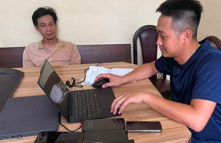 Công an lấy lời khai đối tượng Âu Dương Lễ. Ảnh: CACC