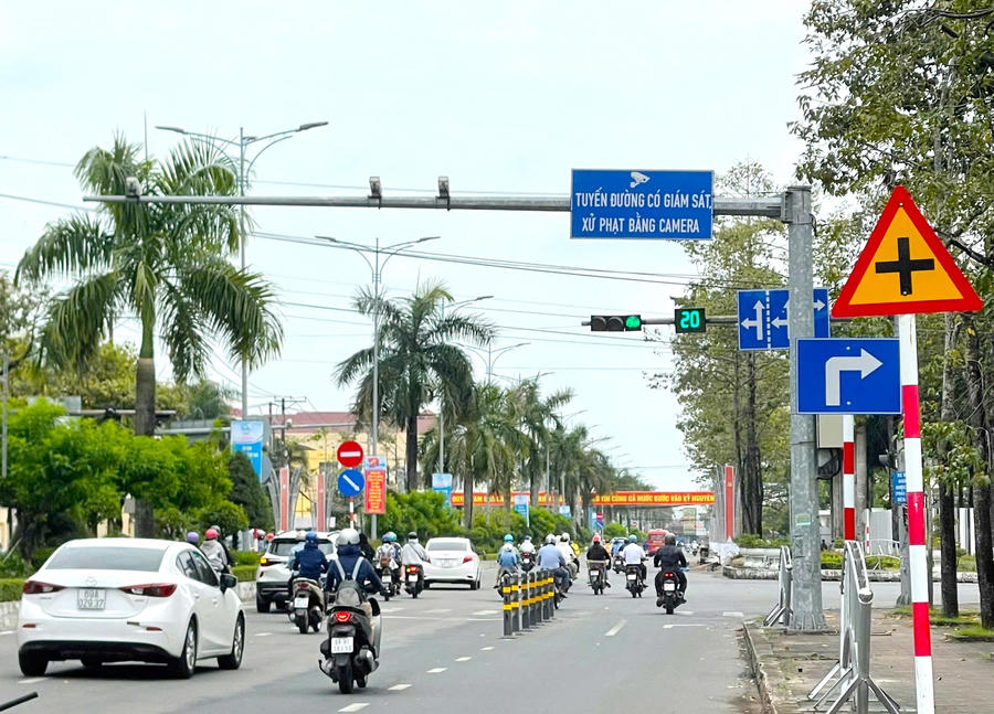 Hệ thống camera giám sát giao thông trên đường Phan Ngọc Hiển, phường Tân Thành, góp phần phát hiện và xử lý vi phạm TTATGT.