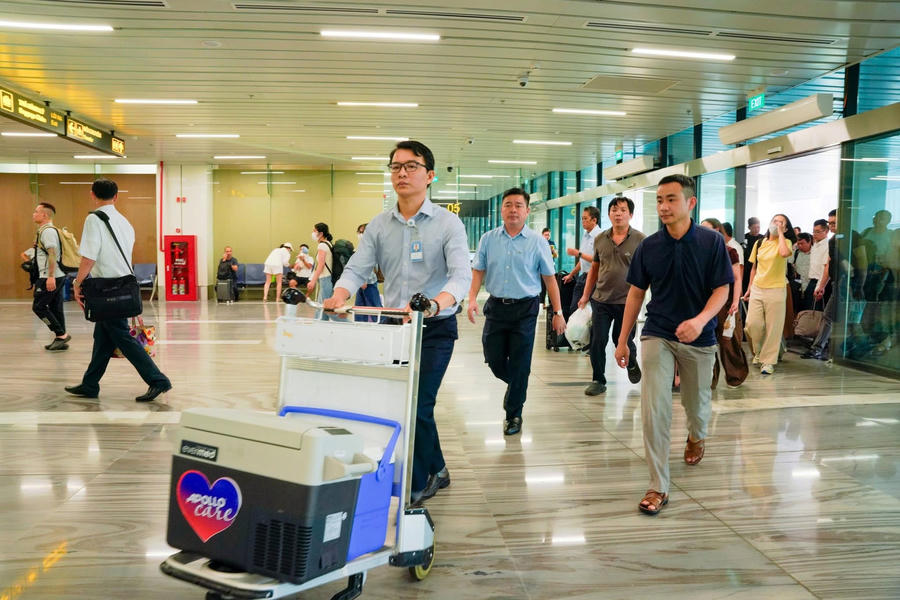 Tim hiến được vận chuyển khẩn trương từ sân bay TP Nội bài về TP HCM. (Ảnh: Bệnh viện Đại học Y dược TP HCM)