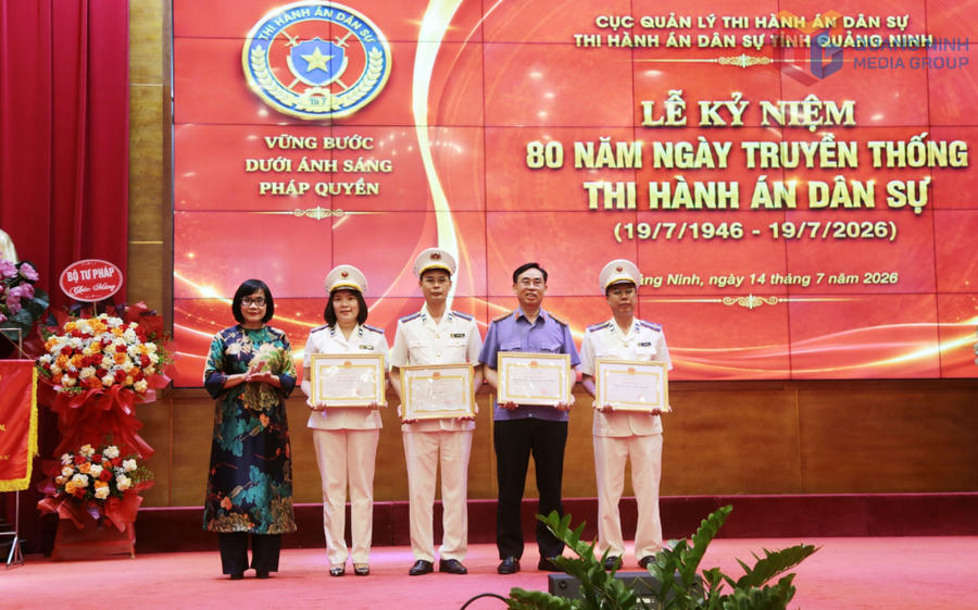 Các tập thể, cá nhân có thành tích xuất sắc được biểu dương, khen thưởng tại Lễ kỷ niệm 80 năm Ngày truyền thống Thi hành án dân sự.