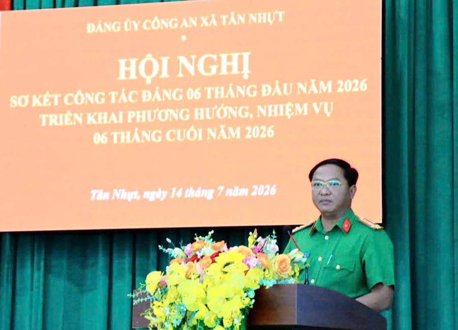 Thượng tá Nguyễn Công Định, Bí thư Đảng ủy, Trưởng Công an xã Tân Nhựt phát biểu tại hội nghị.