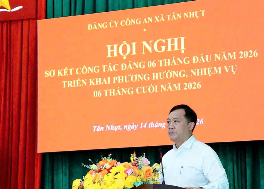 Ông Hà Phước Thắng - Thành ủy viên, Bí thư Đảng ủy, Chủ tịch HĐND xã Tân Nhựt phát biểu tại hội nghị.