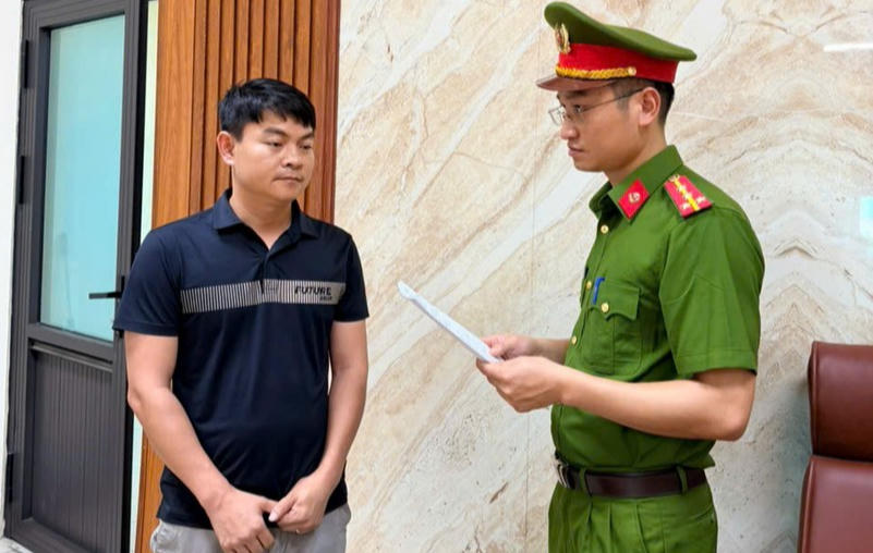 Cơ quan Cảnh sát điều tra Công an tỉnh Phú Thọ tống đạt quyết định khởi tố bị can đối với Nguyễn Văn Bình. Công an Phú Thọ.