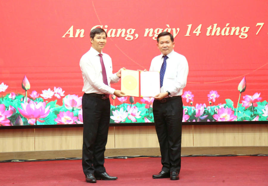 Phó Trưởng Ban Tổ chức Trung ương Nguyễn Thành Tâm (bên trái) công bố quyết định của Ban Bí thư Trung ương Đảng về công tác cán bộ và trao Quyết định đối với Trung tướng Đinh Văn Nơi.