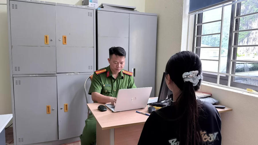 Cán bộ Công an xã Khoen On hỗ trợ người dân bị lừa đảo qua Facebook
. (Ảnh: Công an Lai Châu).