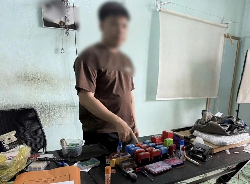 Chủ tiệm photocopy cùng công cụ sử dụng để làm giả giấy tờ.