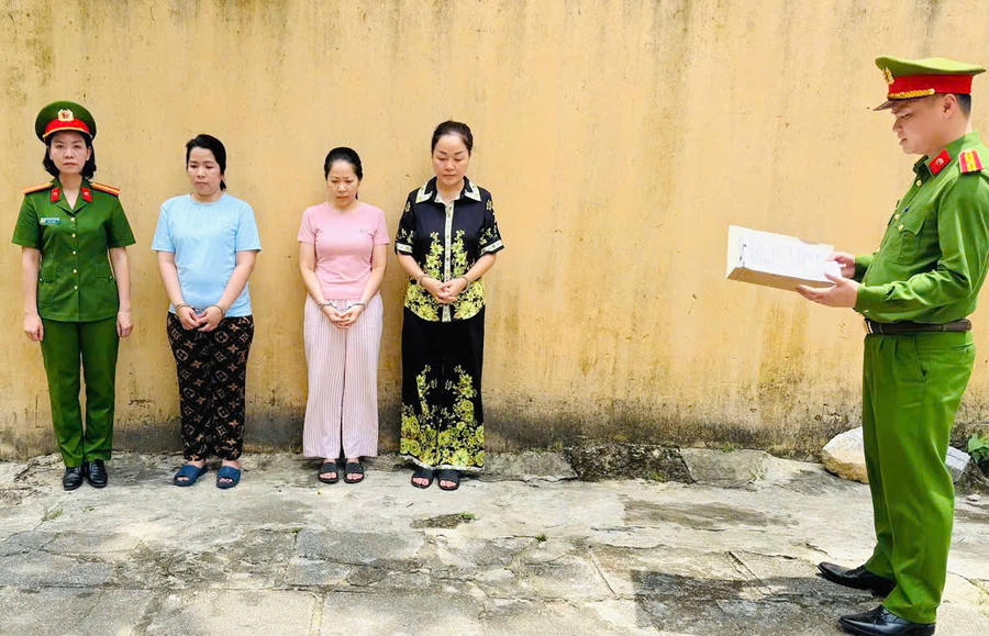 Đối tượng Trần Tiễn Như Nghi mặc áo màu xanh, đối tượng Nguyễn Thị Liên mặc áo màu hồng (chủ tiệm vàng Ngọc Tâm), đối tượng Hoàng Thị Thanh Nga mặc áo màu đen hoa vàng (chủ tiệm vàng Ngọc Châu Âu). (Ảnh: Công an tỉnh Thanh Hóa)