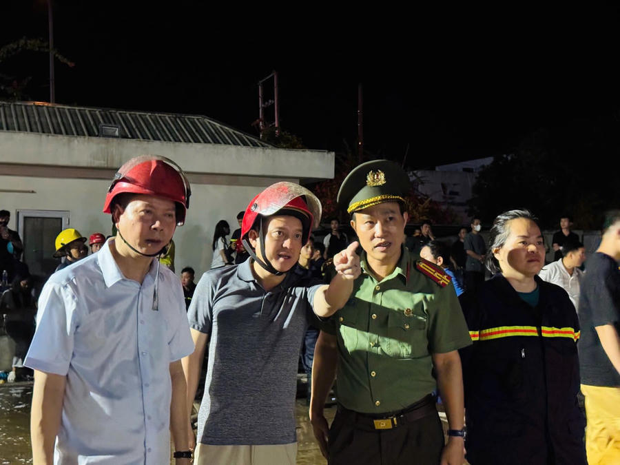Đại tá Trần Thái Quang Hoàng, Phó Giám đốc Công an tỉnh trực tiếp có mặt tại hiện trường chỉ đạo&nbsp;các lực lượng tham gia chữa cháy