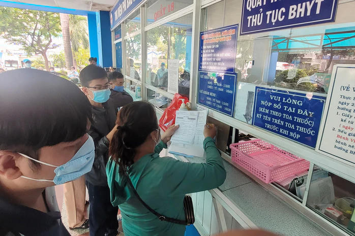 Người bệnh chờ nhận thuốc BHYT tại Bệnh viện Trưng Vương (TP HCM). (Ảnh: Tấn Thạnh)