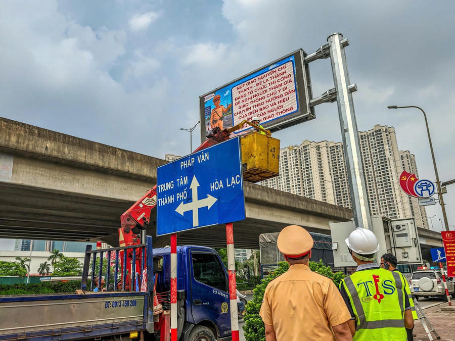 Các màn hình LED được lắp tại nhiều nút giao trọng điểm ở Hà Nội để người dân tiện theo dõi khi tham gia giao thông. Ảnh Thiên Khôi Các màn hình LED được lắp tại nhiều nút giao trọng điểm ở Hà Nội để người dân tiện theo dõi khi tham gia giao thông. Ảnh Thiên Khôi