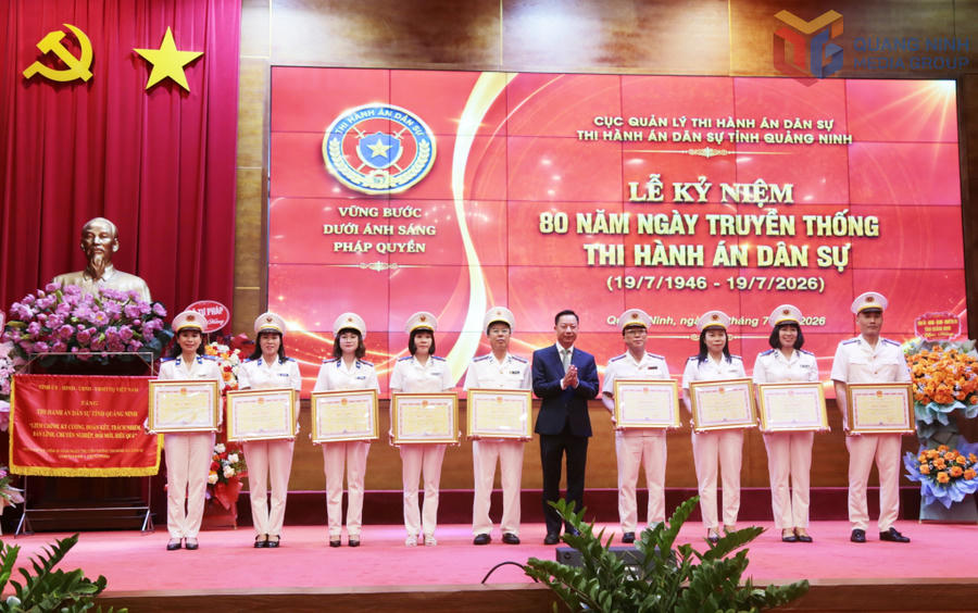 Các tập thể, cá nhân có thành tích xuất sắc được biểu dương, khen thưởng tại Lễ kỷ niệm 80 năm Ngày truyền thống Thi hành án dân sự.