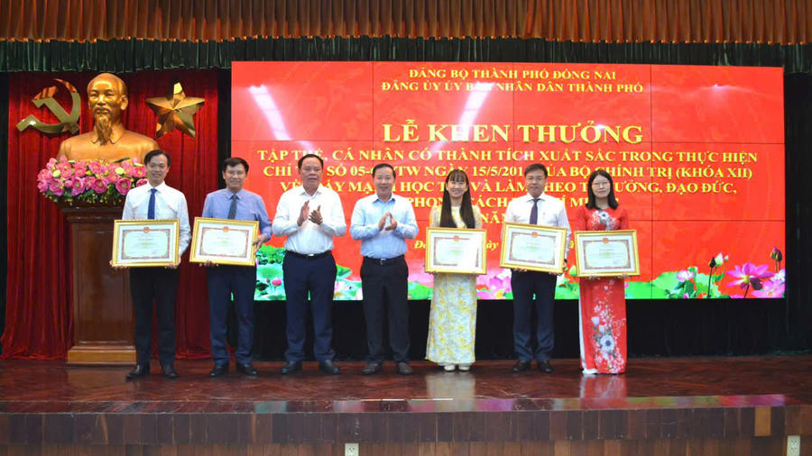 Phó Bí thư Thành ủy Võ Tấn Đức và Phó Bí thư Thành ủy, Bí thư Đảng ủy, Chủ tịch UBND thành phố Nguyễn Văn Út chúc mừng các tập thể, cá nhân được nhận Bằng khen của UBND thành phố có thành tích xuất sắc trong thực hiện Chỉ thị số 05-CT/TW.