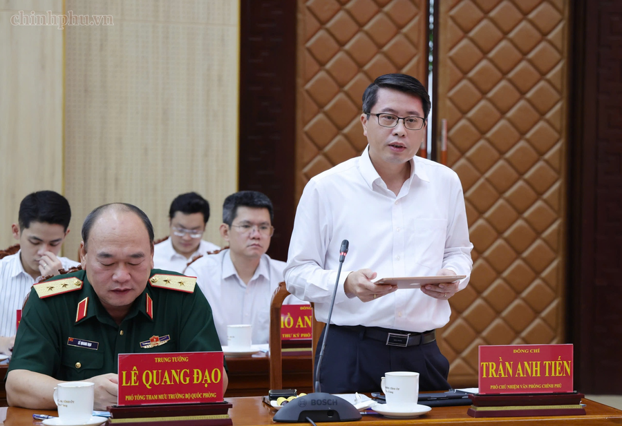 Phó Chủ nhiệm Văn phòng Chính phủ Trần Anh Tiến phát biểu; Trung tướng Lê Quang Đạo, Phó Tổng tham mưu trưởng Quân đội nhân dân Việt Nam, Bộ Quốc phòng dự buổi làm việc - Ảnh: VGP/Gia Huy
