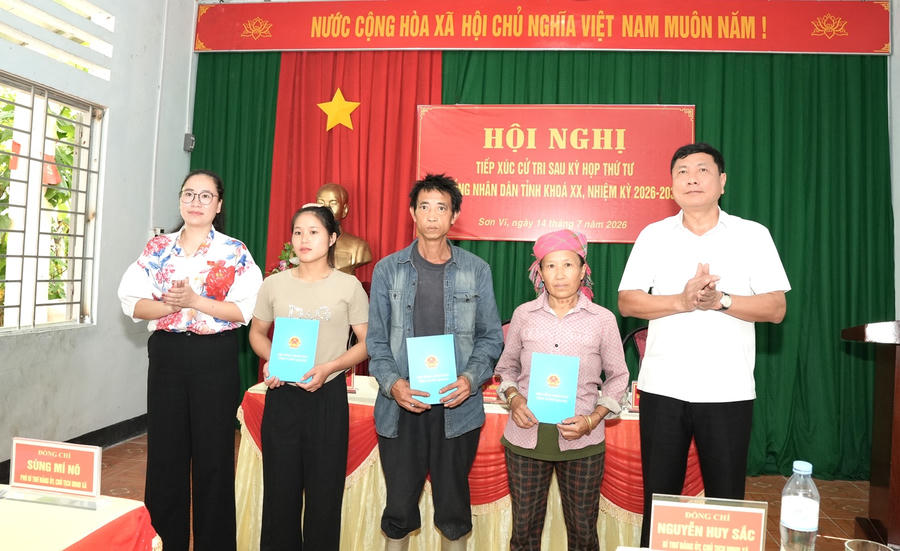 Tổ đại biểu số 4 HĐND tỉnh Tuyên Quang tặng quà người có công dịp ngày 27/7.