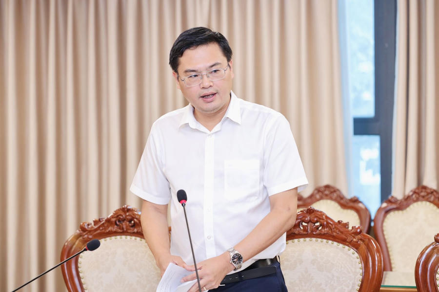 Phó Vụ trưởng Vụ Giáo dục Đại học Đặng Văn Huấn báo cáo tại buổi làm việc.