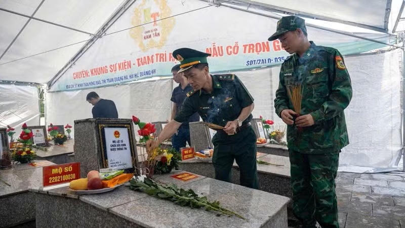 Các lực lượng khai quật, lấy mẫu ADN và hoàn nguyên phần mộ liệt sĩ.