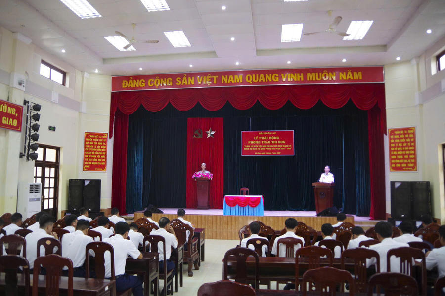 Toàn cảnh buổi lễ phát động thi đua (Ảnh: Văn Mẫn)