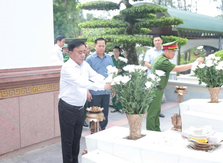 Đoàn công tác dâng hoa tại Khu mộ 10 nữ anh hùng liệt sĩ thanh niên xung phong ở Ngã ba Đồng Lộc.