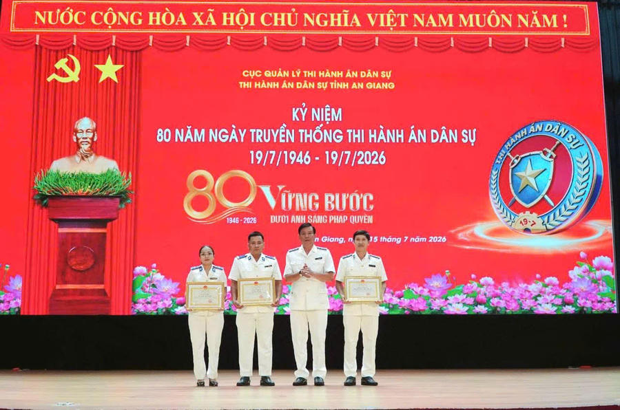 Trao bằng khen của Bộ trưởng Bộ Tư pháp cho các cá nhân, tập thể có thành tích xuất sắc