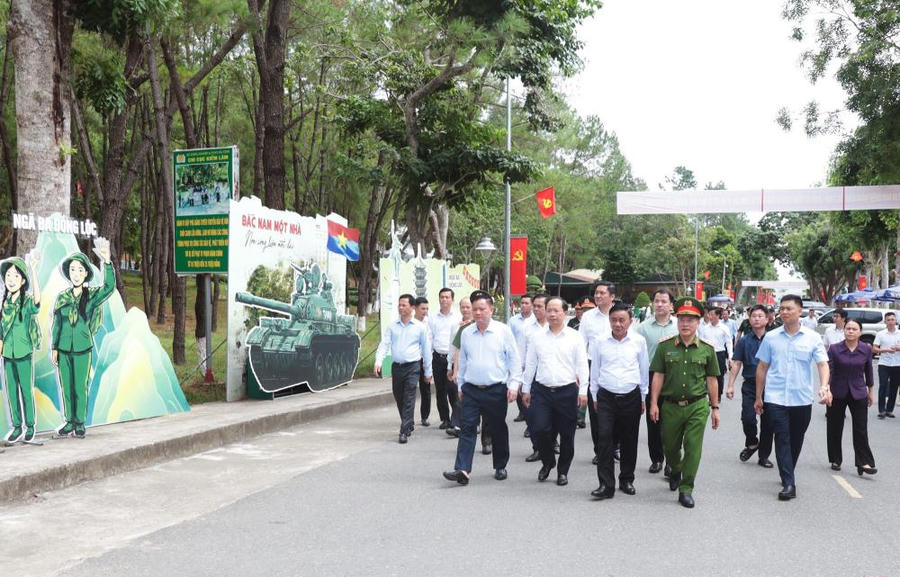 Đồng chí Trần Cẩm Tú và đoàn công tác đến dâng hương, dâng hoa tại Khu di tích lịch sử Ngã ba Đồng Lộc.