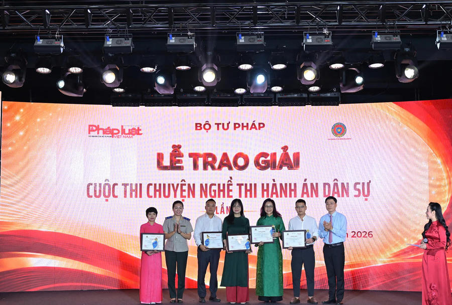 Ông Đỗ Xuân Quý - Ủy viên Ban Thường vụ Đảng ủy, Chánh Văn phòng Bộ Tư pháp và bà Trần Thị Phương Hoa - Phó Cục trưởng Cục Quản lý Thi hành án dân sự trao giải C cho các tác giả.