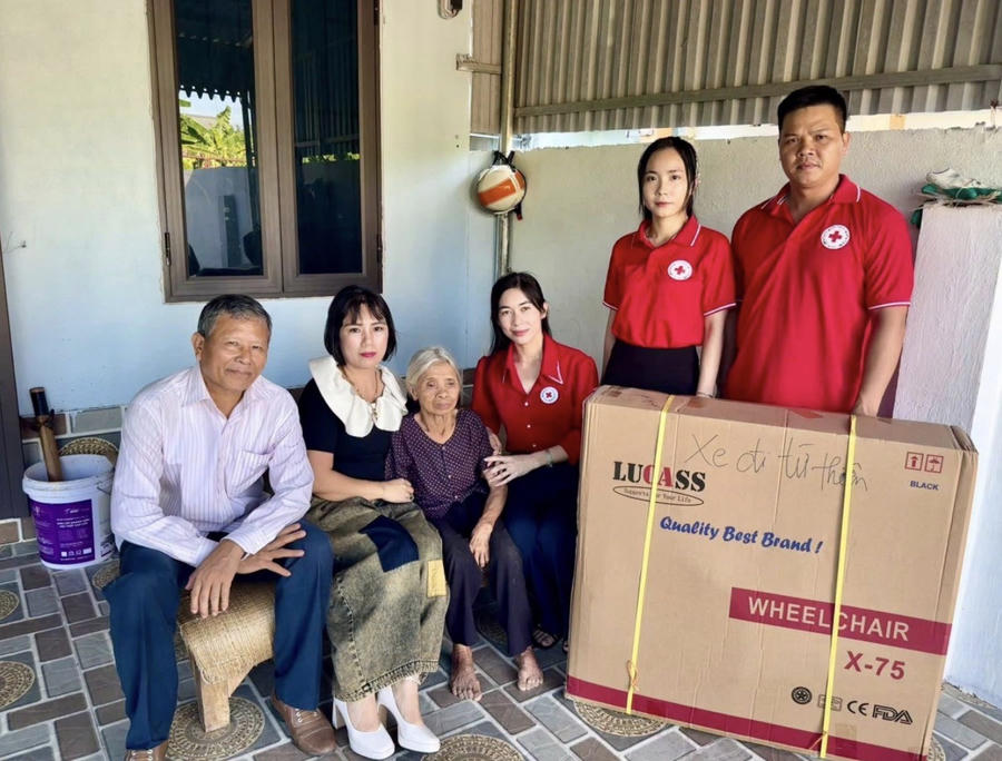 Hội Chữ thập đỏ phường Sầm Sơn và Nhà tài trợ trao xe lăn cho người già neo đơn tại phường.