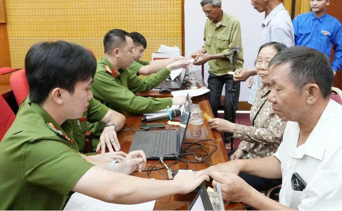 Các cán bộ Công an tỉnh phối hợp cùng địa phương thực hiện quy trình lấy mẫu thân nhân các liệt sĩ tại điểm thu nhận mẫu hội trường UBND phường Đông Triều. 