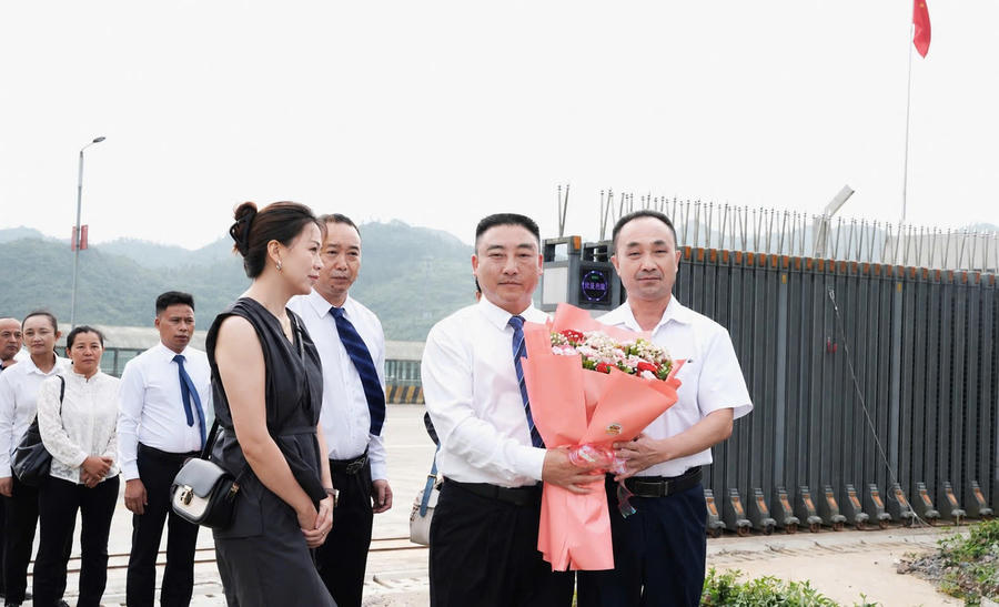 Ông Sùng Mí Nô, Phó Bí thư Đảng ủy, Chủ tịch UBND xã Sơn Vĩ cùng Đoàn công tác xã Sơn Vĩ chào mừng đồng chí Thang Tăng Minh, Huyện trưởng huyện Phú Ninh, tỉnh Vân Nam (Trung Quốc) và Đoàn công tác huyện Phú Ninh.