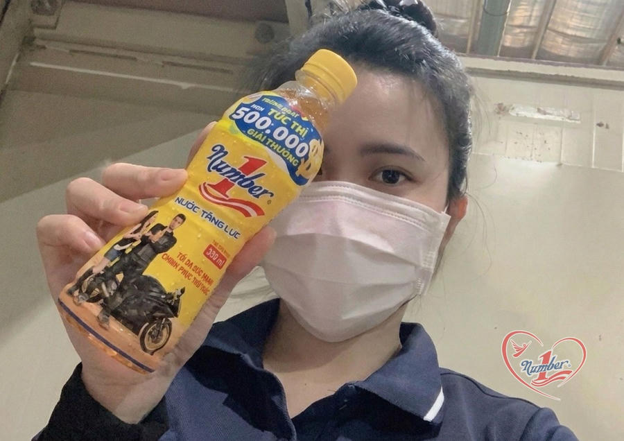 Chị Trần Thị Mỹ Lệ, một công nhân làm gỗ tại Đồng Nai trở thành khách hàng đầu tiên trong hè năm nay may mắn trúng giải Đặc biệt trị giá 100 triệu đồng tiền mặt nhờ tiếp năng lượng mỗi ngày với Number 1.