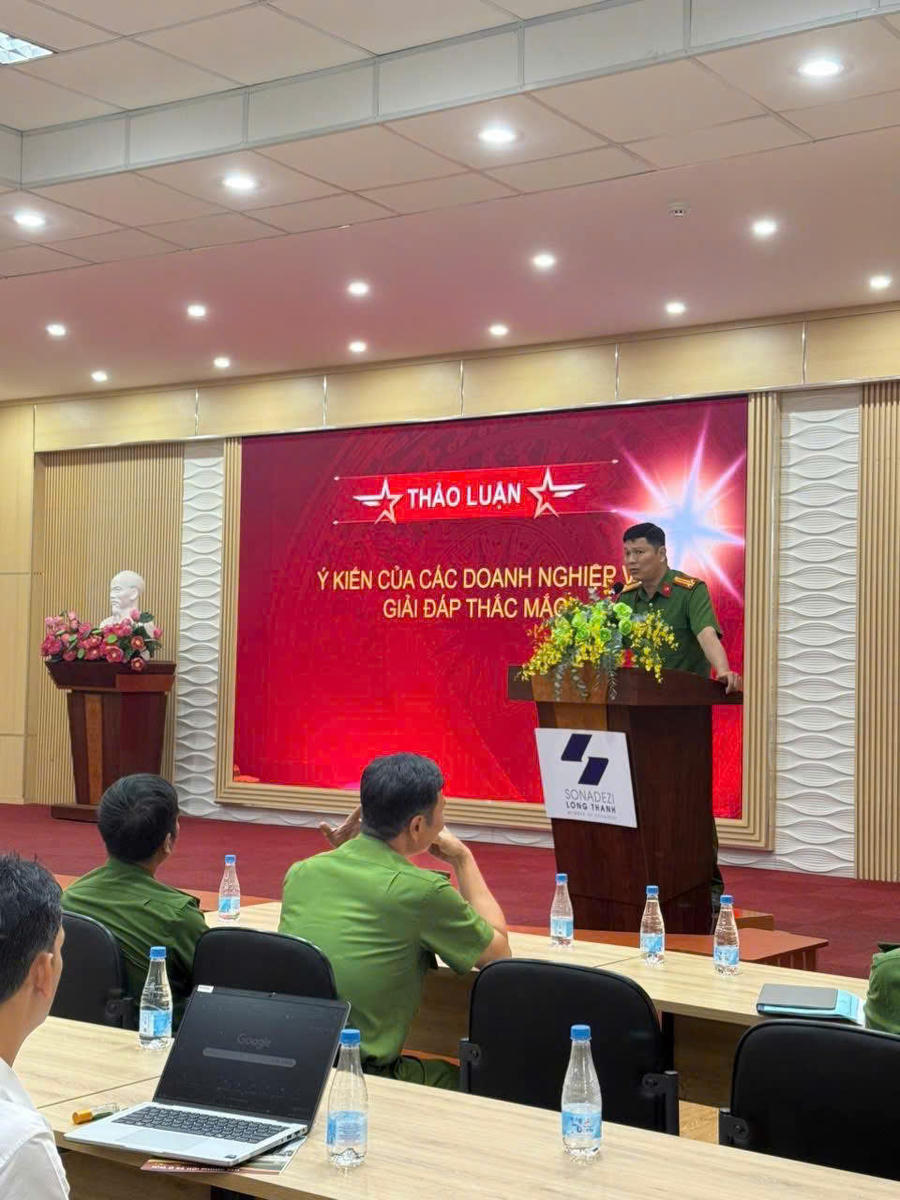 Các đại biểu phát biểu tại hội nghị.